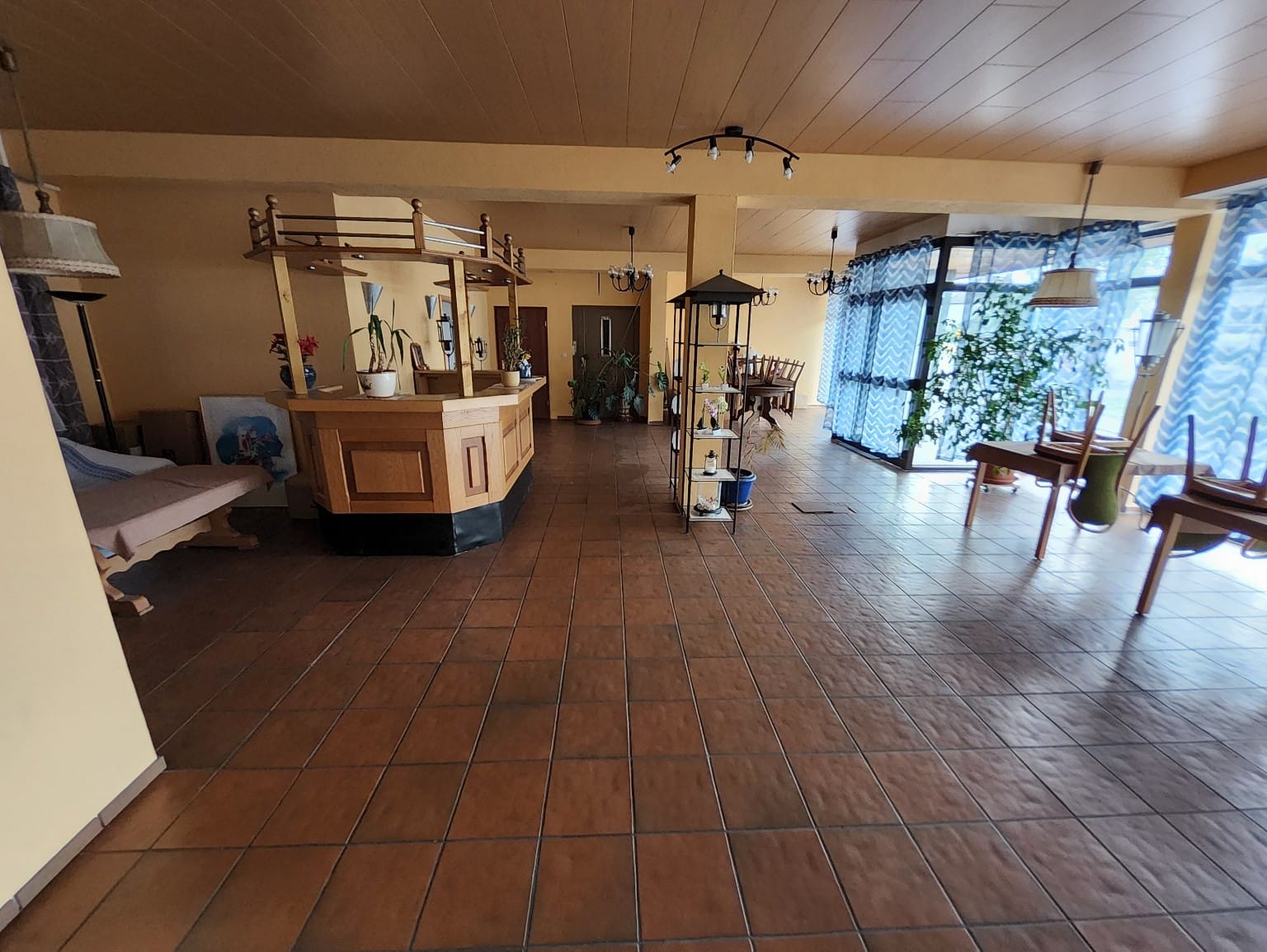Existing Hotel Weller lobby and breakfast area